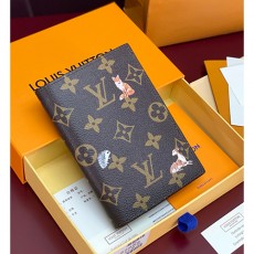 [가격문의][홍콩명품.LOUIS VUITTON] 루이비통 25SS 로고 모노그램 여권 커버 M27023 (브라운), BGM5508, BDA, 명품지갑,홍콩명품,사이트,명품쇼핑몰