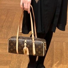 [가격문의][홍콩명품.LOUIS VUITTON] 루이비통 25SS 로고 모노그램 행 온 (Hang On) 토트백 숄더백 M47031 (브라운), BGM5516, BDA, 홍콩명품가방,명품쇼핑몰,크로스백,핸드백,구매대행