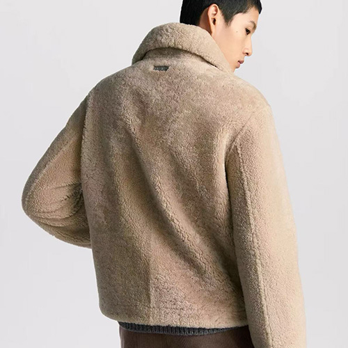 [홍콩명품,Christian Dior] 디올 26SS 로고 퍼 레더 가죽 카라 자켓 (베이지), BM24323, TOM, 레플리카의류,미러급사이트